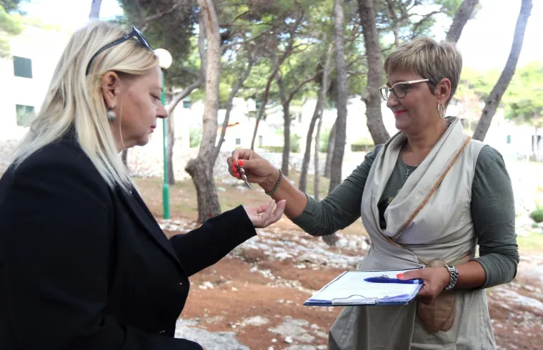 Ovršiteljica Grozdana Juričev Sprljan i Općinskog suda predala je ključeve objekata predstavnici državnog odvjetništva Snježani Bajan.