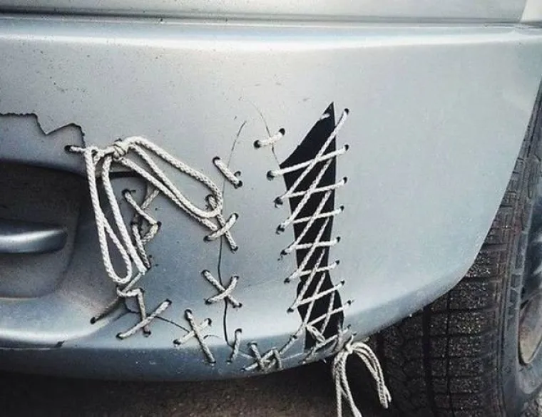 Odlazak kod automehaničara može biti pun iznenađenja i neočekivanih troškova pa neki domišljati vlasnici automobila pokušavaju sami servisirati manje kvarove. Neka od njihovih rješenja su sumanuta, a okupili smo ih u galeriji. Uživajte u njihovoj kreativnosti, ali se baš nemojte ugledati na njih, većina rješenja nam se ne čine baš sigurnim.