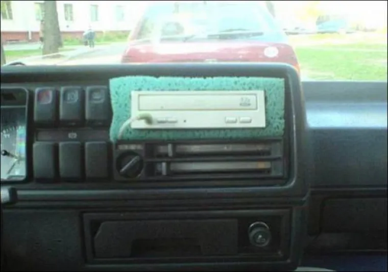 HTJELI U&Scaron;TEDJETI KOD MEHANIČARA PA SAMI 'POPRAVILI' AUTO: Njihovi sumanuti popravci su opasni, ali i urnebesni