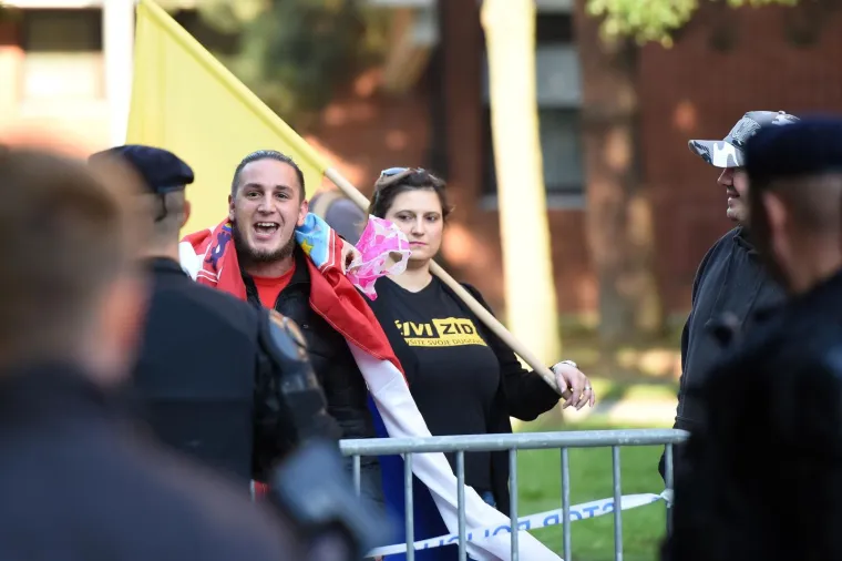 DELOŽACIJA U ČAKOVCU: Aktivisti Živog zida nisu je uspjeli spriječiti, Pernar sve prenosio uživo