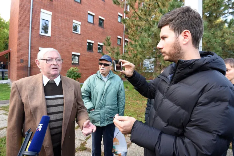 Aktivisti Živog zida nisu uspjeli spriječiti deložaciju Vladimira Smrtica iz Čakovca. Deložaciji je prisustvovao i saborski zastupnik Ivan Pernar koji je sve snimao mobitelom.
