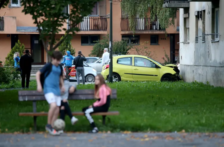 SUDAR U ZAGREBU: Dva automobila se sudarila na križanju Ulice Josipa Slavenskog i Ulice Ivana Matetića Ronjgova