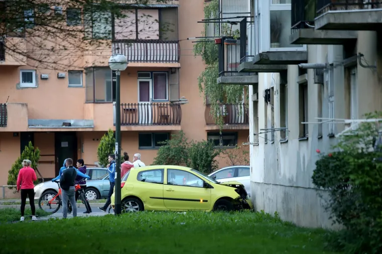 SUDAR U ZAGREBU: Dva automobila se sudarila na križanju Ulice Josipa Slavenskog i Ulice Ivana Matetića Ronjgova