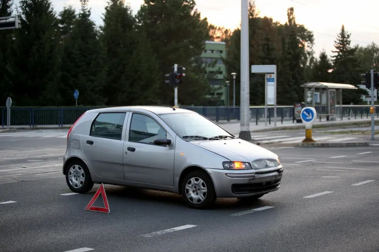 SUDAR U ZAGREBU: Dva automobila se sudarila na križanju Ulice Josipa Slavenskog i Ulice Ivana Matetića Ronjgova
