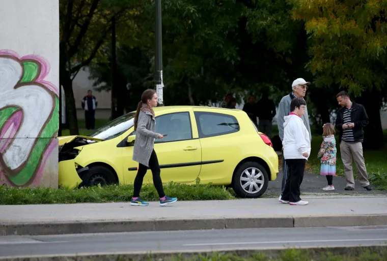 SUDAR U ZAGREBU: Dva automobila se sudarila na križanju Ulice Josipa Slavenskog i Ulice Ivana Matetića Ronjgova