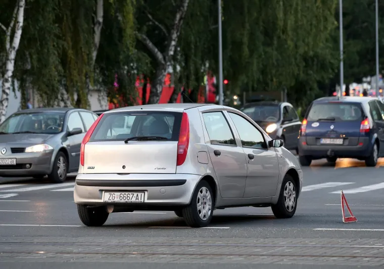 SUDAR U ZAGREBU: Dva automobila se sudarila na križanju Ulice Josipa Slavenskog i Ulice Ivana Matetića Ronjgova