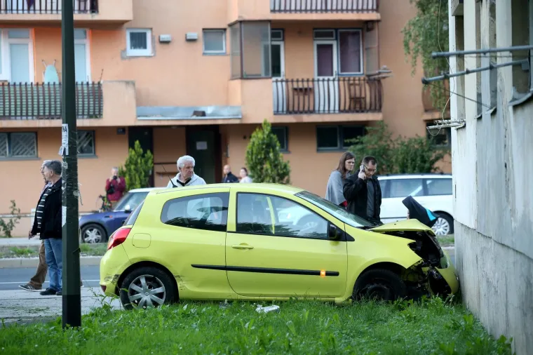 SUDAR U ZAGREBU: Dva automobila se sudarila na križanju Ulice Josipa Slavenskog i Ulice Ivana Matetića Ronjgova