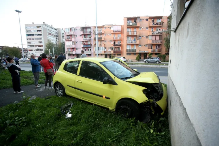 SUDAR U ZAGREBU: Dva automobila se sudarila na križanju Ulice Josipa Slavenskog i Ulice Ivana Matetića Ronjgova