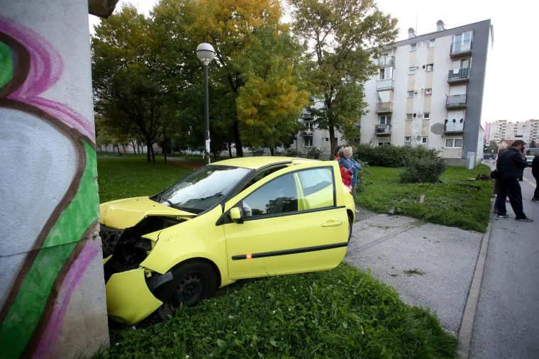 SUDAR U ZAGREBU: Dva automobila se sudarila na križanju Ulice Josipa Slavenskog i Ulice Ivana Matetića Ronjgova