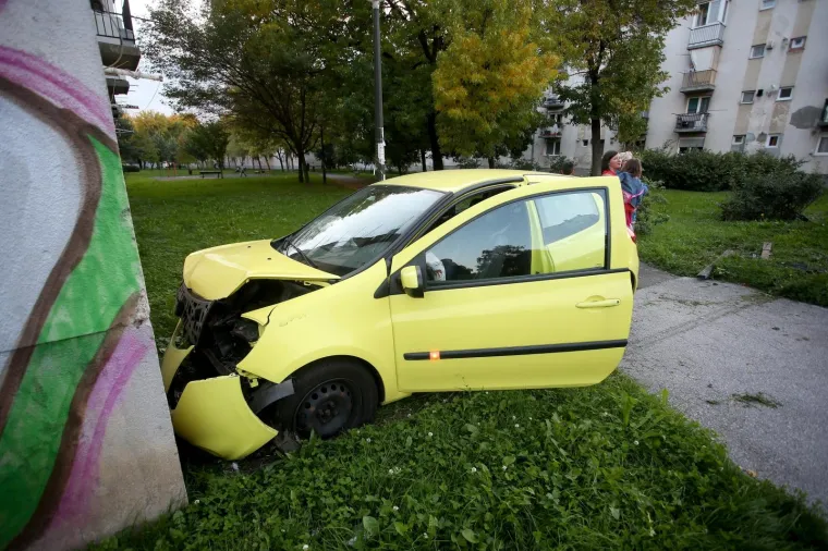 SUDAR U ZAGREBU: Dva automobila se sudarila na križanju Ulice Josipa Slavenskog i Ulice Ivana Matetića Ronjgova