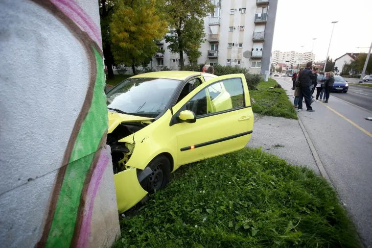 SUDAR U ZAGREBU: Dva automobila se sudarila na križanju Ulice Josipa Slavenskog i Ulice Ivana Matetića Ronjgova