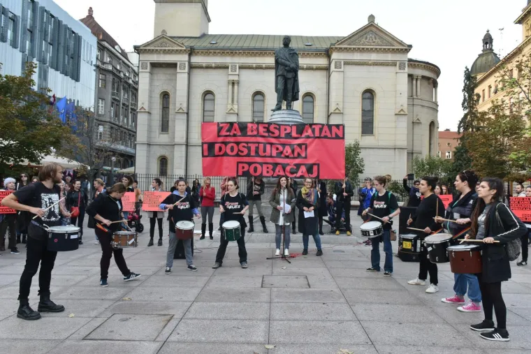 Na Trgu Petra Preradovića odrzan je prosvjedni skup "Za besplatni i dostupan pobačaj" u organizaciji Platforme za reproduktivna prava Jasno i glasno.  Uz jasne poruke protiv liječnika koji se prizivaju na prigovor savjesti, na plakatima se vidio i crtež prekrižene vje&scaron;alice za odjeću - jeziv podsjetnik na improvizirane pobačaje na koje su žene nekada bile prisiljene.