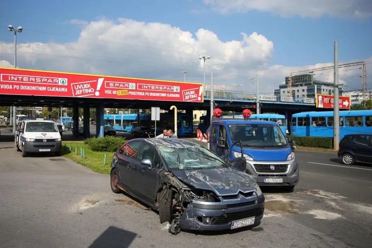 Prometna nesreća na raskrižju Držićeve avenije i Ulice kneza Branimira.