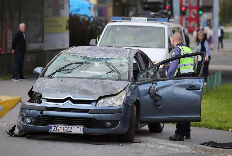 U tijeku je policijski očevid nakon kojeg će se znati uzrok nesreće.