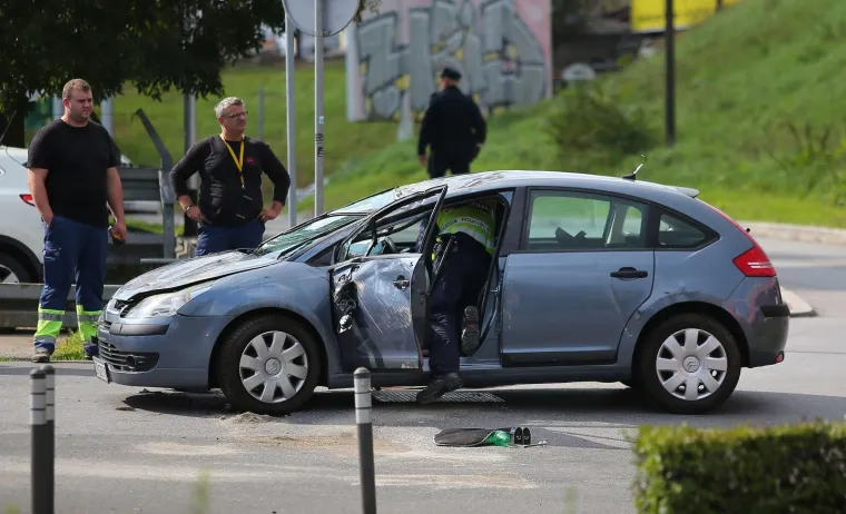 TEŠKA NESREĆA KOD AUTOBUSNOG KOLODVORA: Jedan automobil završio na krovu, vatrogasci izvlačili vozača