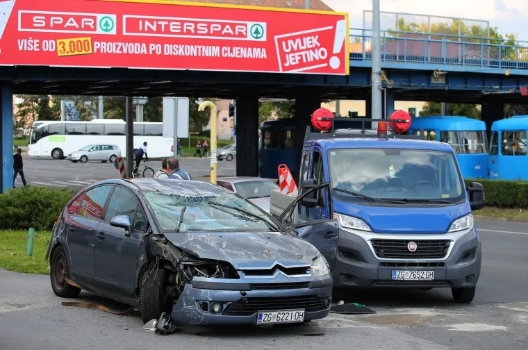 Na terenu je policija, a navodno su i vatrogasci pomagali u izvlačenju unesrećenih iz automobila.