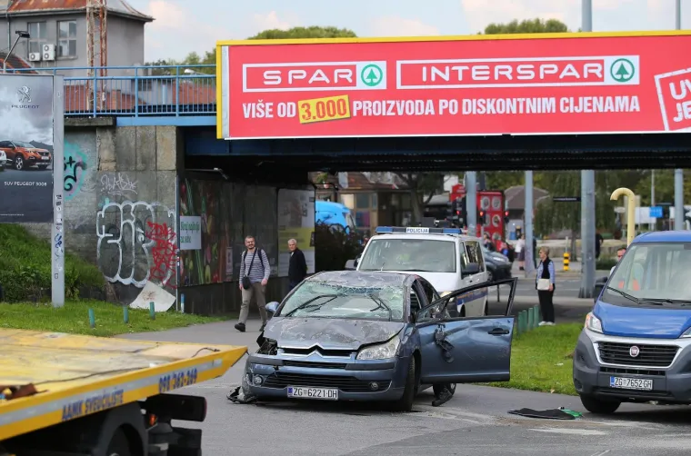 Hitna pomoć je vozača prevrnutog automobila odvela u bolnicu.