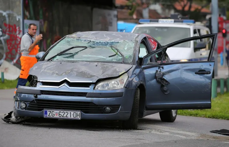 Jedan je automobil prilikom nesreće završio na krovu.