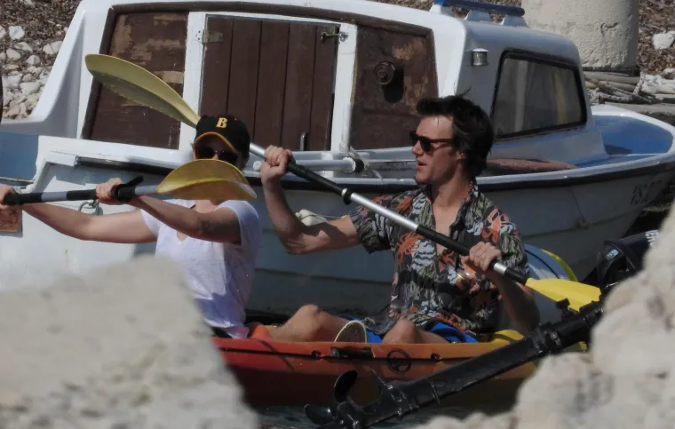 EKIPA 'MAMME MIJE' JE JOŠ NA VISU: Dok ostali na set idu gumenim čamcima, raspoloženi Andy Garcia se vozi gliserom