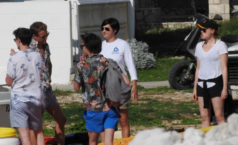 EKIPA 'MAMME MIJE' JE JOŠ NA VISU: Dok ostali na set idu gumenim čamcima, raspoloženi Andy Garcia se vozi gliserom