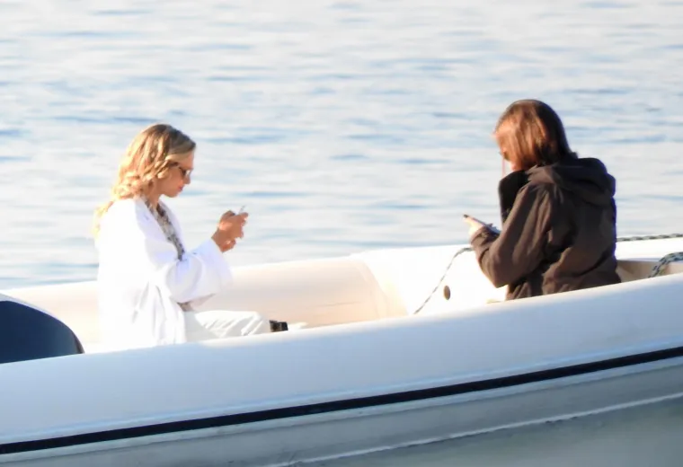 EKIPA 'MAMME MIJE' JE JOŠ NA VISU: Dok ostali na set idu gumenim čamcima, raspoloženi Andy Garcia se vozi gliserom