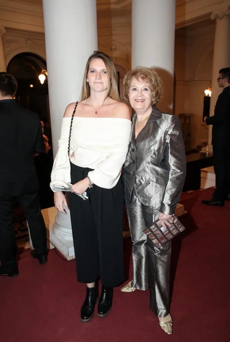 U zagrebačkom HNK održana je premijera predstave 'Tko pjeva zlo ne misli'. Na premijeru su došli mnogi iz javnog života, a fotografije s premijere pogledajte u nastavku. Mirjana Bohanec.