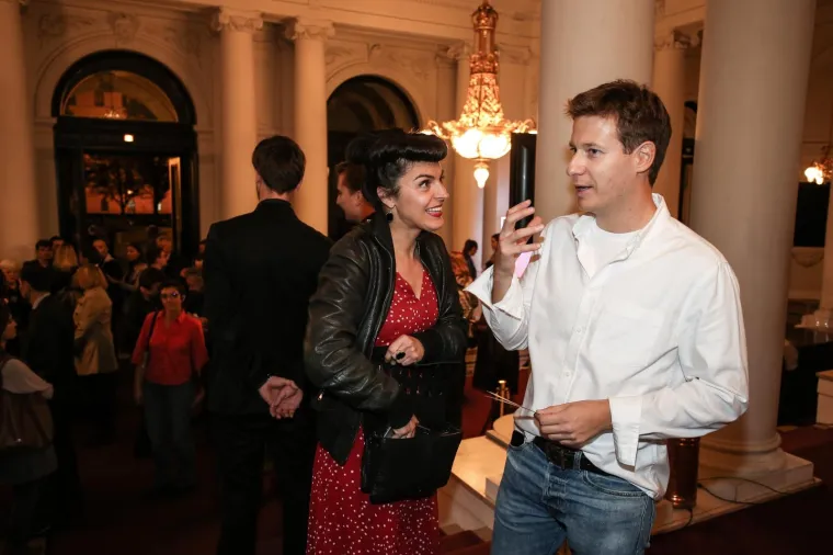 POZNATI SE SJATILI NA KAZALIŠNU PREMIJERU: Pojavio se i vrlo traženi odvjetnički duo, Sloković došla u smjeloj kombinaciji