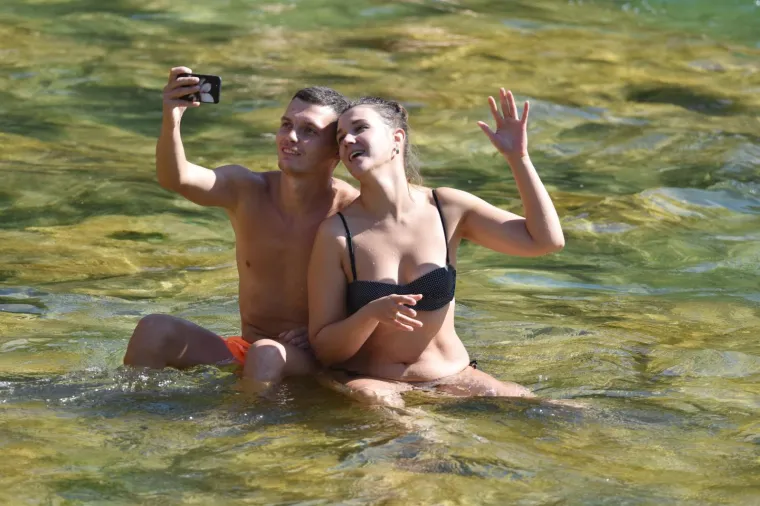 POPUT PRAVE POCAHONTAS: Turisti su iskoristili sunčan dan za kupanje u Skradinu, a jedna je djevojka plijenila pažnju