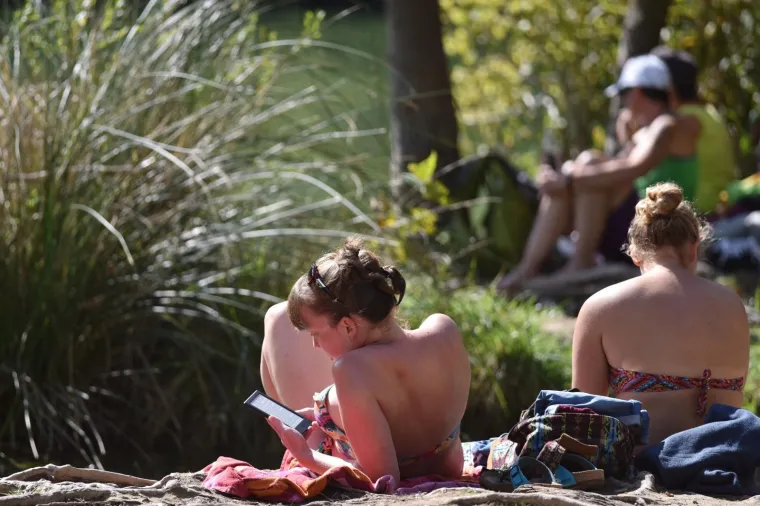 POPUT PRAVE POCAHONTAS: Turisti su iskoristili sunčan dan za kupanje u Skradinu, a jedna je djevojka plijenila pažnju