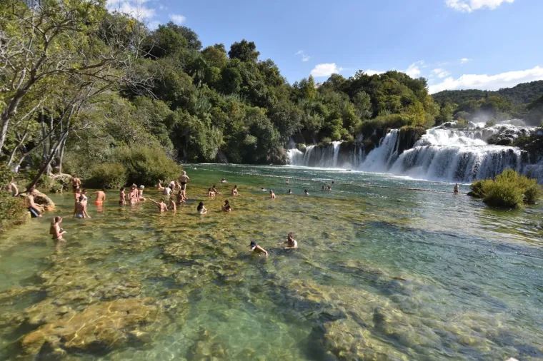 POPUT PRAVE POCAHONTAS: Turisti su iskoristili sunčan dan za kupanje u Skradinu, a jedna je djevojka plijenila pažnju