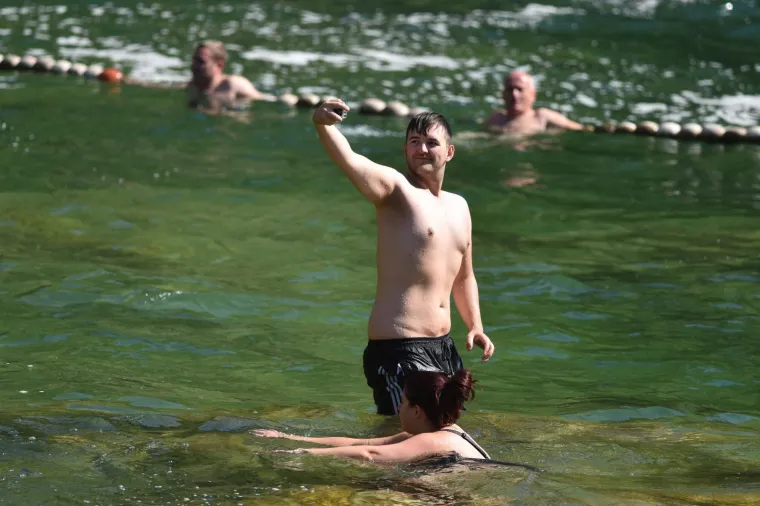 POPUT PRAVE POCAHONTAS: Turisti su iskoristili sunčan dan za kupanje u Skradinu, a jedna je djevojka plijenila pažnju