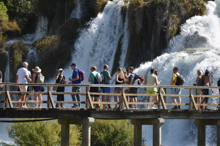POPUT PRAVE POCAHONTAS: Turisti su iskoristili sunčan dan za kupanje u Skradinu, a jedna je djevojka plijenila pažnju