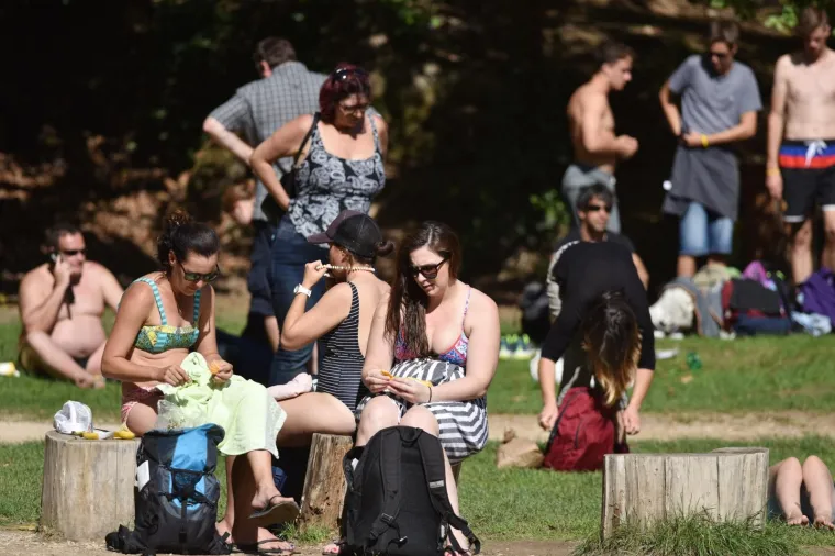 POPUT PRAVE POCAHONTAS: Turisti su iskoristili sunčan dan za kupanje u Skradinu, a jedna je djevojka plijenila pažnju