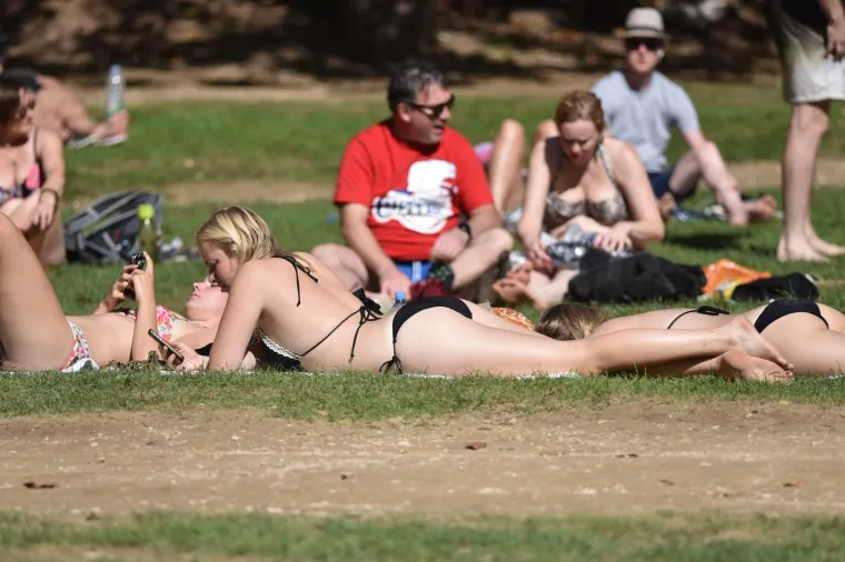 POPUT PRAVE POCAHONTAS: Turisti su iskoristili sunčan dan za kupanje u Skradinu, a jedna je djevojka plijenila pažnju