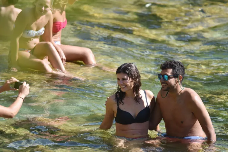 POPUT PRAVE POCAHONTAS: Turisti su iskoristili sunčan dan za kupanje u Skradinu, a jedna je djevojka plijenila pažnju