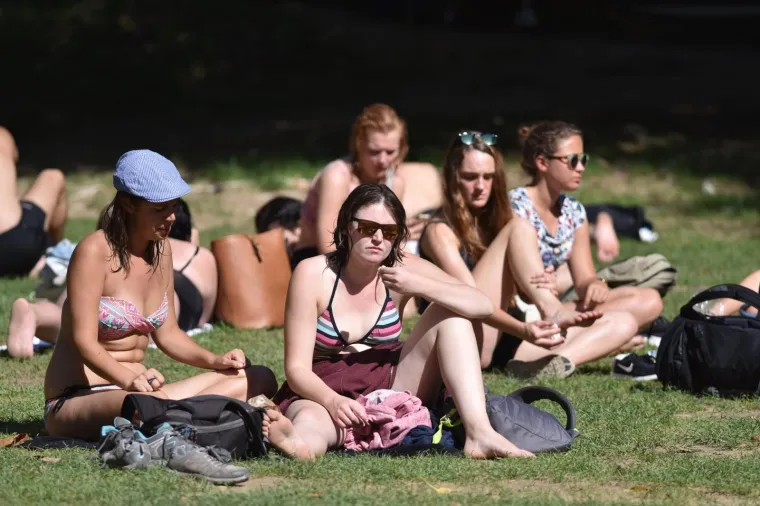 POPUT PRAVE POCAHONTAS: Turisti su iskoristili sunčan dan za kupanje u Skradinu, a jedna je djevojka plijenila pažnju