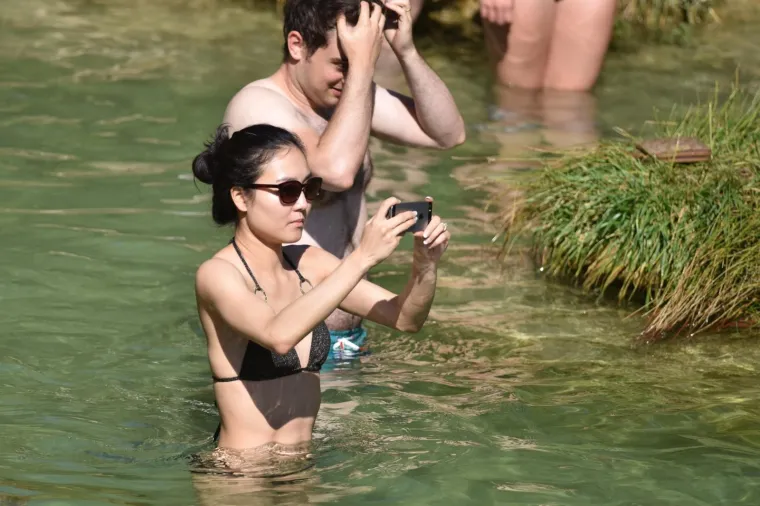 POPUT PRAVE POCAHONTAS: Turisti su iskoristili sunčan dan za kupanje u Skradinu, a jedna je djevojka plijenila pažnju