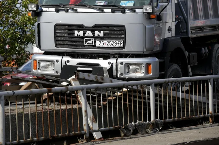 Zbog prometne nesreće koja se dogodila u Ulici Republike Nemajčke kod Novog Zagreba, a u kojoj su se oko 13 sati sudarili automobil i kamion, nastale su gužve u prometu u smjer Novog Zagreba.