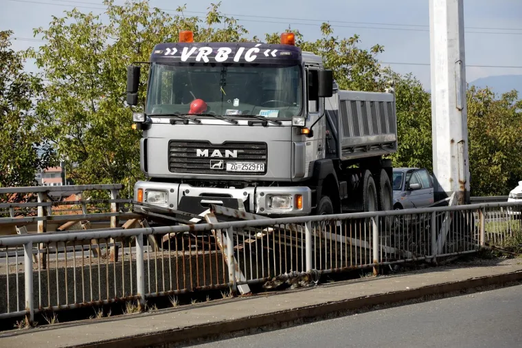 PROMETNI KOLAPS U NOVOM ZAGREBU: Sudar kamiona i automobila izazvao velike gužve