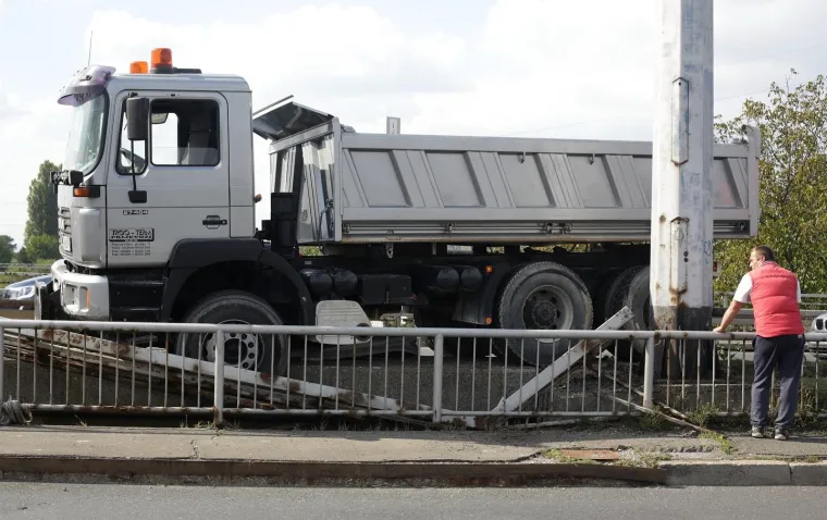 PROMETNI KOLAPS U NOVOM ZAGREBU: Sudar kamiona i automobila izazvao velike gužve