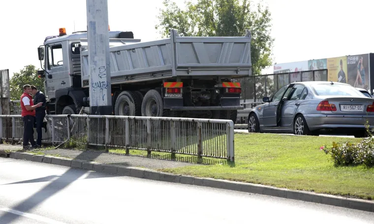 PROMETNI KOLAPS U NOVOM ZAGREBU: Sudar kamiona i automobila izazvao velike gužve