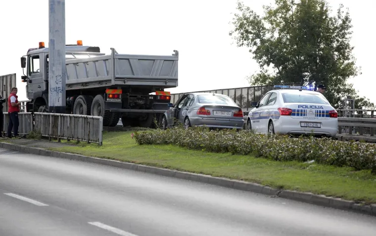 PROMETNI KOLAPS U NOVOM ZAGREBU: Sudar kamiona i automobila izazvao velike gužve