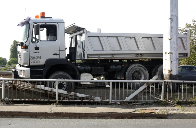 PROMETNI KOLAPS U NOVOM ZAGREBU: Sudar kamiona i automobila izazvao velike gužve