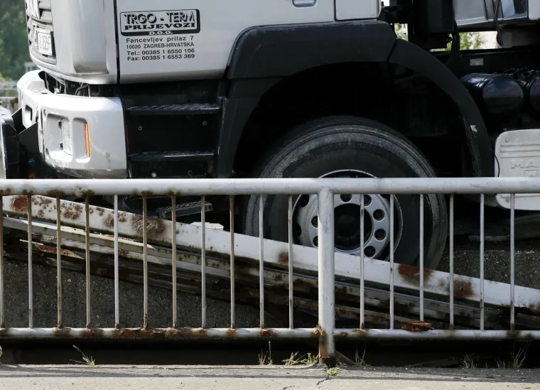 PROMETNI KOLAPS U NOVOM ZAGREBU: Sudar kamiona i automobila izazvao velike gužve