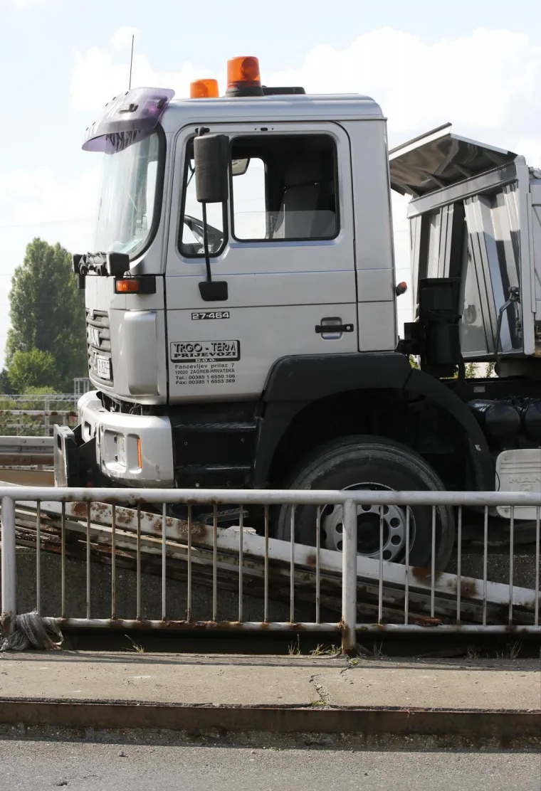 PROMETNI KOLAPS U NOVOM ZAGREBU: Sudar kamiona i automobila izazvao velike gužve