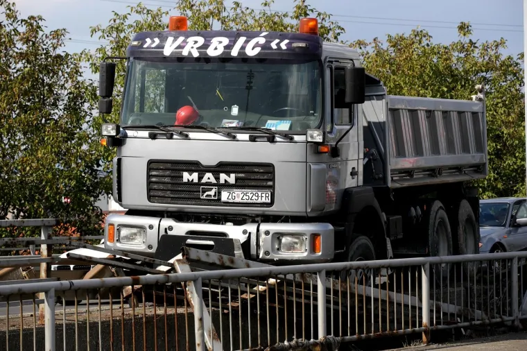 PROMETNI KOLAPS U NOVOM ZAGREBU: Sudar kamiona i automobila izazvao velike gužve
