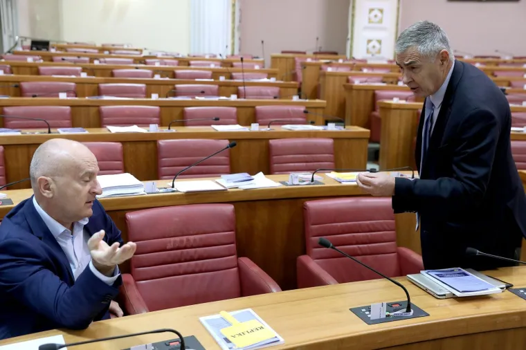 ŽUSTRA RASPRAVA PRIJE POČETKA SJEDNICE: Glasnović i Matić o grobi&scaron;tima žrtava komunističkog režima