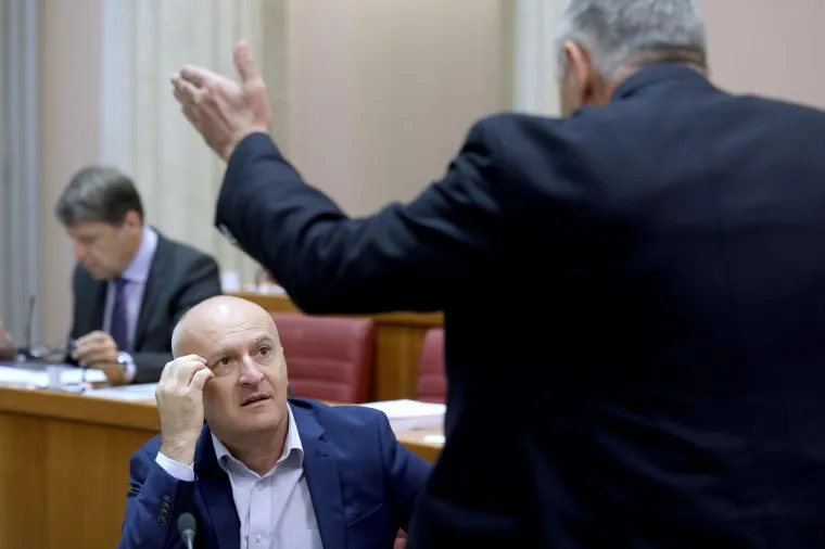 ŽUSTRA RASPRAVA PRIJE POČETKA SJEDNICE: Glasnović i Matić o grobi&scaron;tima žrtava komunističkog režima