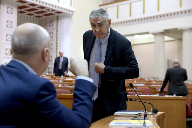 ŽUSTRA RASPRAVA PRIJE POČETKA SJEDNICE: Glasnović i Matić o grobi&scaron;tima žrtava komunističkog režima