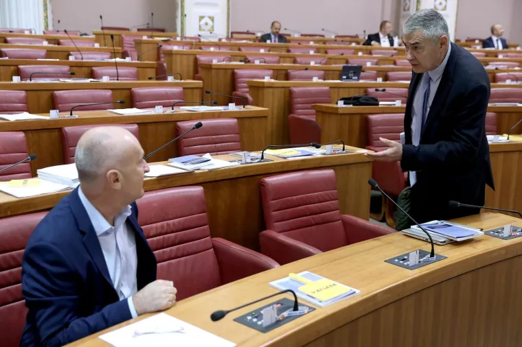 Prije početka sjednice zastupnici Željko Glasnović i Predrag Matić upustili su se u žučnu raspravu o grobi&scaron;tima žrtava komunističkog režima.